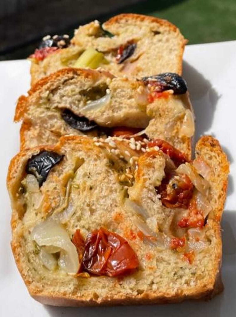 מאפה כוסמין עם פסטו, פטה שקדים, בצל מקורמל מתובל, צימוקי שרי תמר, זיתי טאסוס