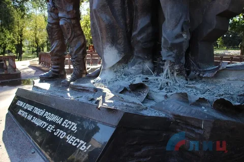 Снос памятника в парке Дружбы Народов