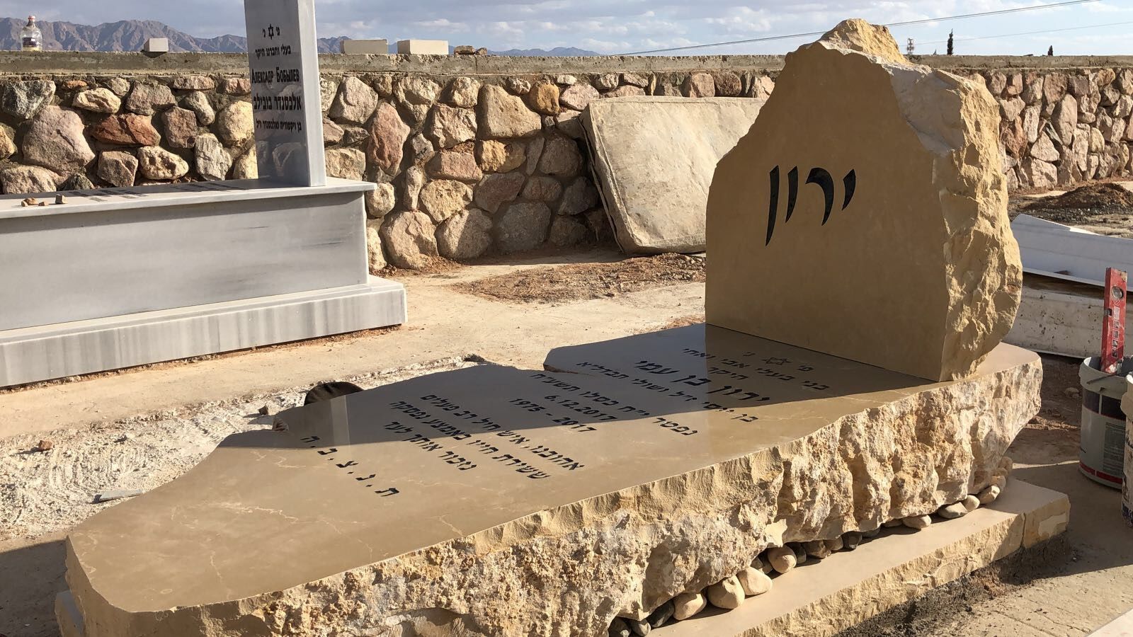 מחירי מצבות מאבן עצמון בעיצוב פראי