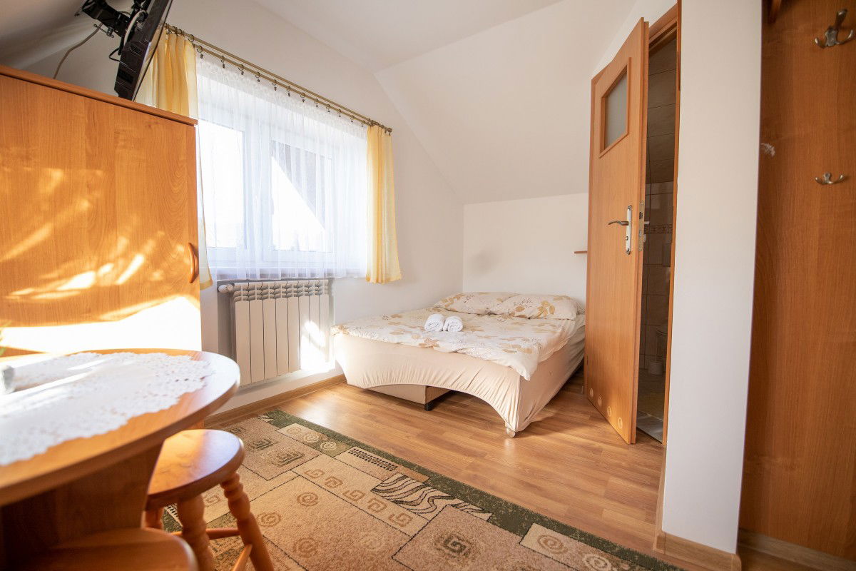 Urządzony w eleganckim stylu, idealny dla par szukających wypoczynku i niezapomnianych wrażeń. Wyposażenie pomaga efektywnie odpoczywać, a lokalizacja sprzyja romantycznym spacerom.