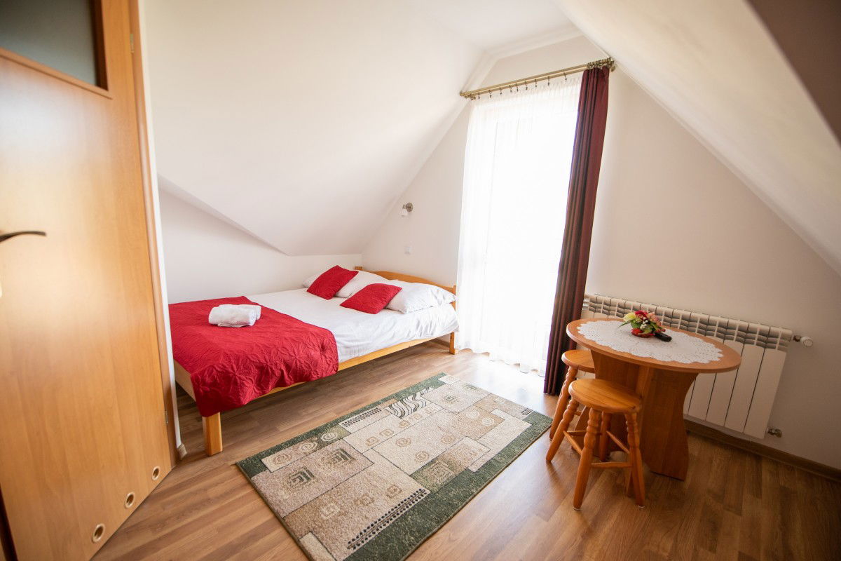 Urządzony w eleganckim stylu, idealny dla par szukających wypoczynku i niezapomnianych wrażeń. Wyposażenie pomaga efektywnie odpoczywać, a lokalizacja sprzyja romantycznym spacerom.