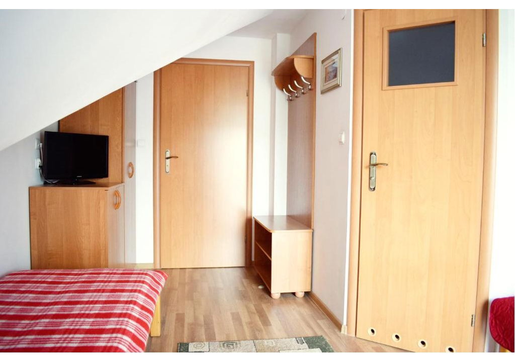 Urządzony w eleganckim stylu, idealny dla par szukających wypoczynku i niezapomnianych wrażeń. Wyposażenie pomaga efektywnie odpoczywać, a lokalizacja sprzyja romantycznym spacerom.