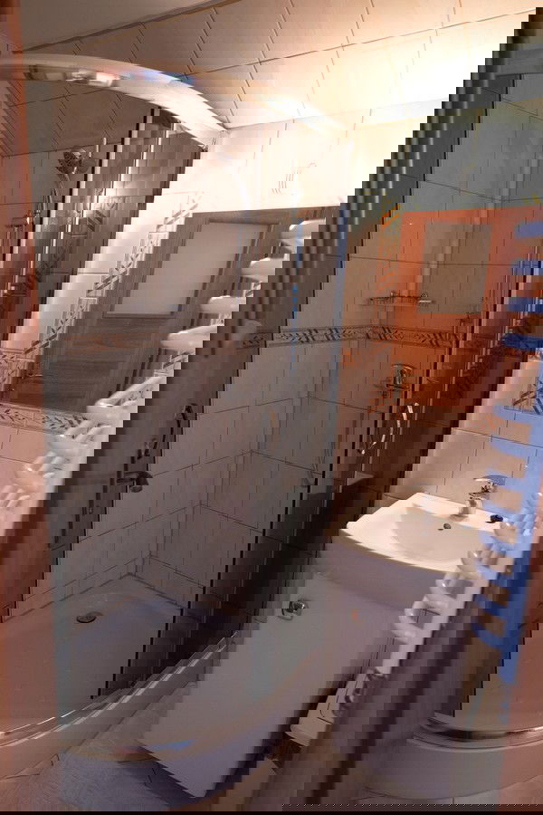 Idealny dla rodziny lub grupy znajomych. Stylowy i przede wszystkim wygodny apartament z odrębną sypialnią i salonem z rozkładaną sofą. Jego układ funkcjonalny daje sporo możliwości, świetny dla pary,  rodzinki czy też dla  przyjaciół.