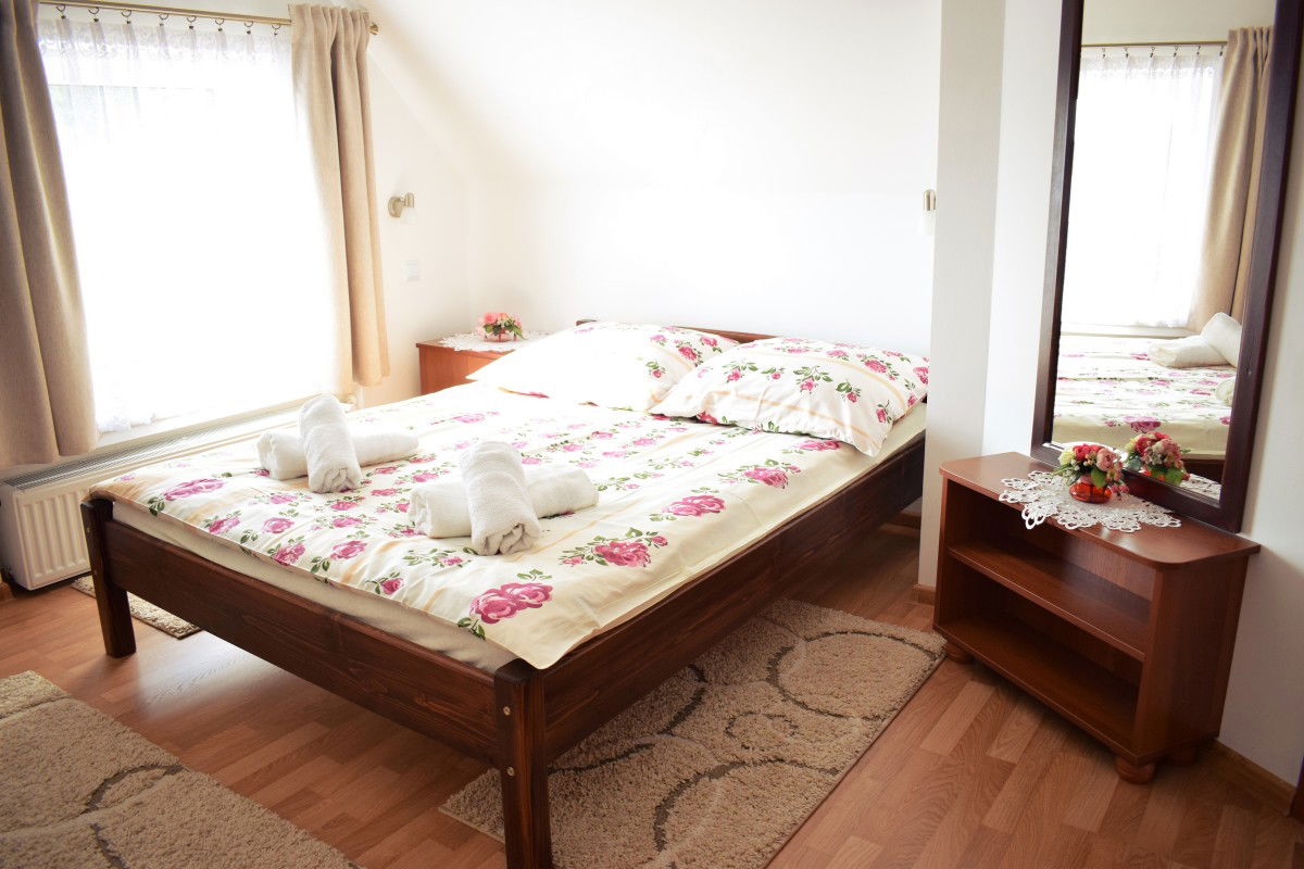 Idealny dla rodziny lub grupy znajomych. Stylowy i przede wszystkim wygodny apartament z odrębną sypialnią i salonem z rozkładaną sofą. Jego układ funkcjonalny daje sporo możliwości, świetny dla pary,  rodzinki czy też dla  przyjaciół.