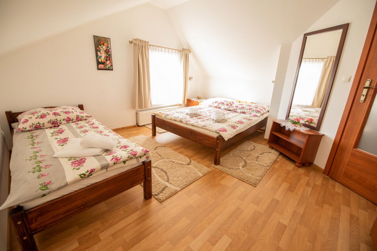 Idealny dla rodziny lub grupy znajomych. Stylowy i przede wszystkim wygodny apartament z odrębną sypialnią i salonem z rozkładaną sofą. Jego układ funkcjonalny daje sporo możliwości, świetny dla pary,  rodzinki czy też dla  przyjaciół.