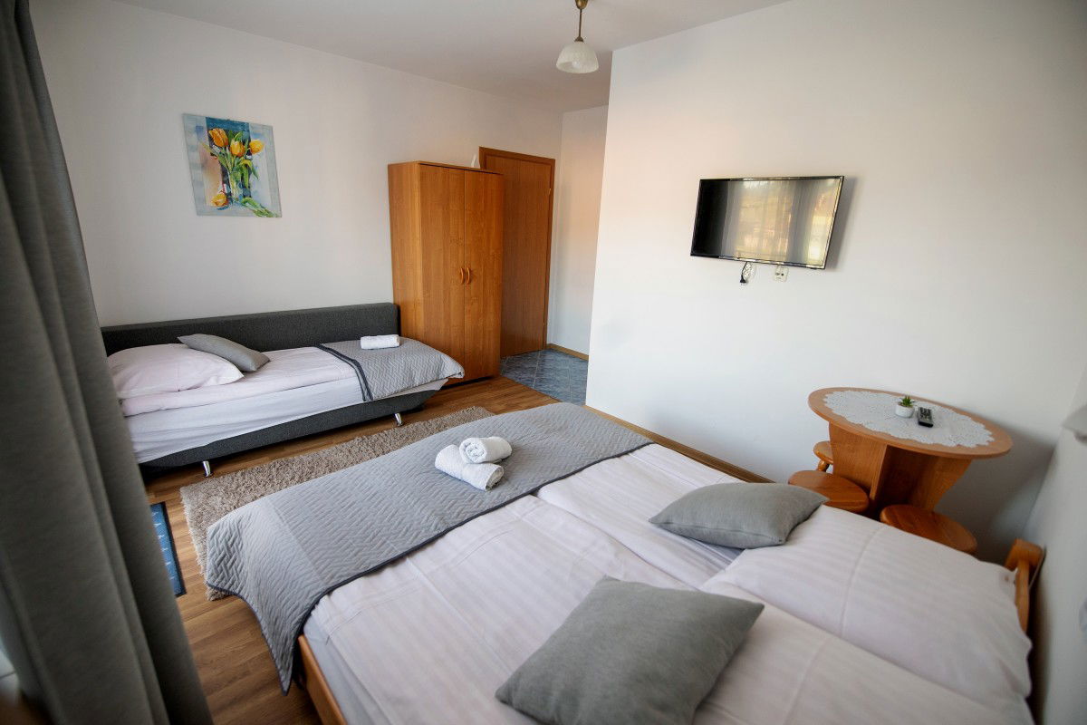 Idealny dla małej rodziny lub grupy znajomych. Stylowy i przede wszystkim wygodny pokój, który pozwala porządnie wypocząć i zaczerpnąć góralskiej natury.