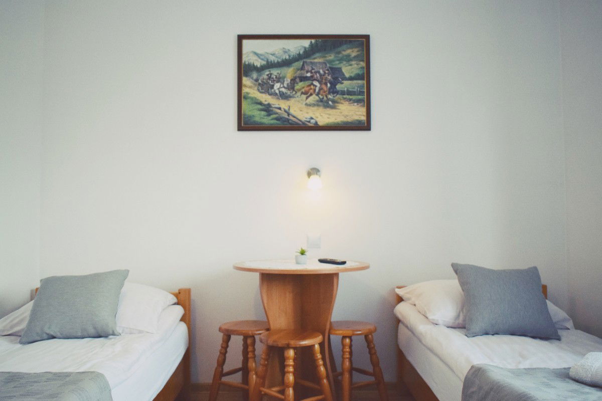 Idealny dla małej rodziny lub grupy znajomych. Stylowy i przede wszystkim wygodny pokój, który pozwala porządnie wypocząć i zaczerpnąć góralskiej natury.