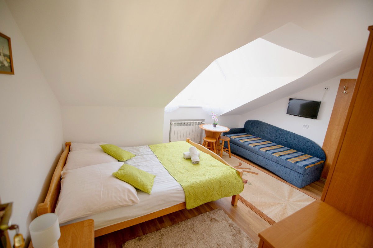 Idealny dla małej rodziny lub grupy znajomych. Stylowy i przede wszystkim wygodny pokój, który pozwala porządnie wypocząć i zaczerpnąć góralskiej natury.