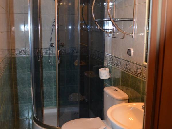 Praktyczny pokój z balkonem, z którego będziecie mogli podziwiać przepiękne górskie krajobrazy. Idealny na urlopowy wypoczynek.