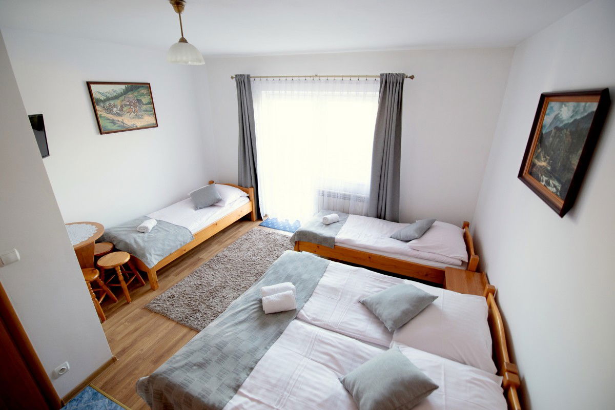 Praktyczny pokój z balkonem, z którego będziecie mogli podziwiać przepiękne górskie krajobrazy. Idealny na urlopowy wypoczynek.