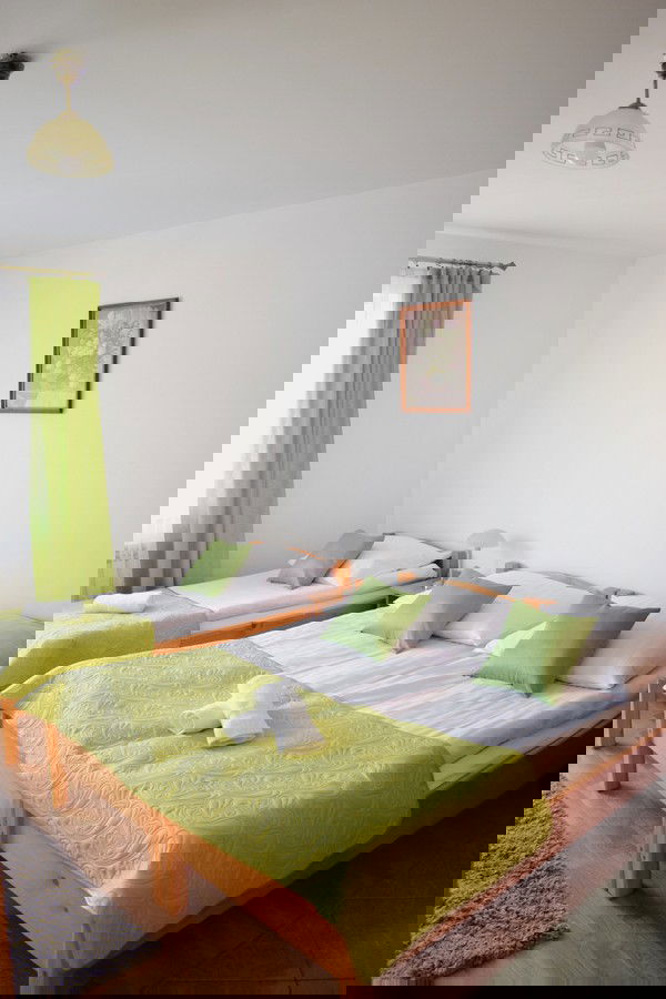 Praktyczny pokój z balkonem, z którego będziecie mogli podziwiać przepiękne górskie krajobrazy. Idealny na urlopowy wypoczynek.