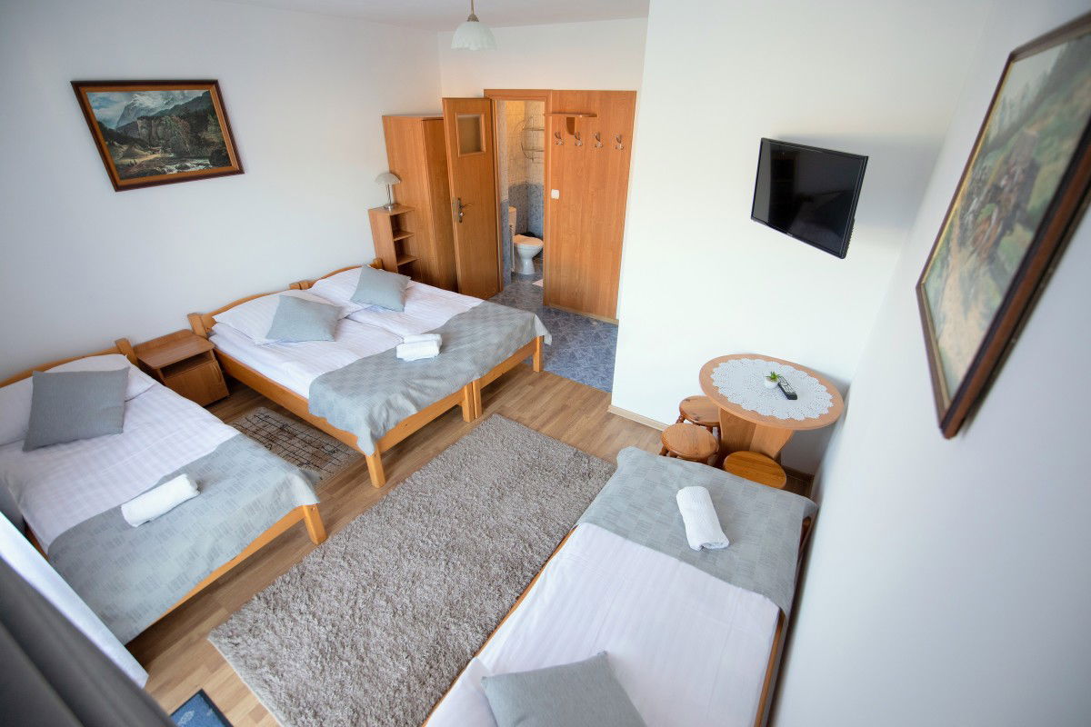 Praktyczny pokój z balkonem, z którego będziecie mogli podziwiać przepiękne górskie krajobrazy. Idealny na urlopowy wypoczynek.