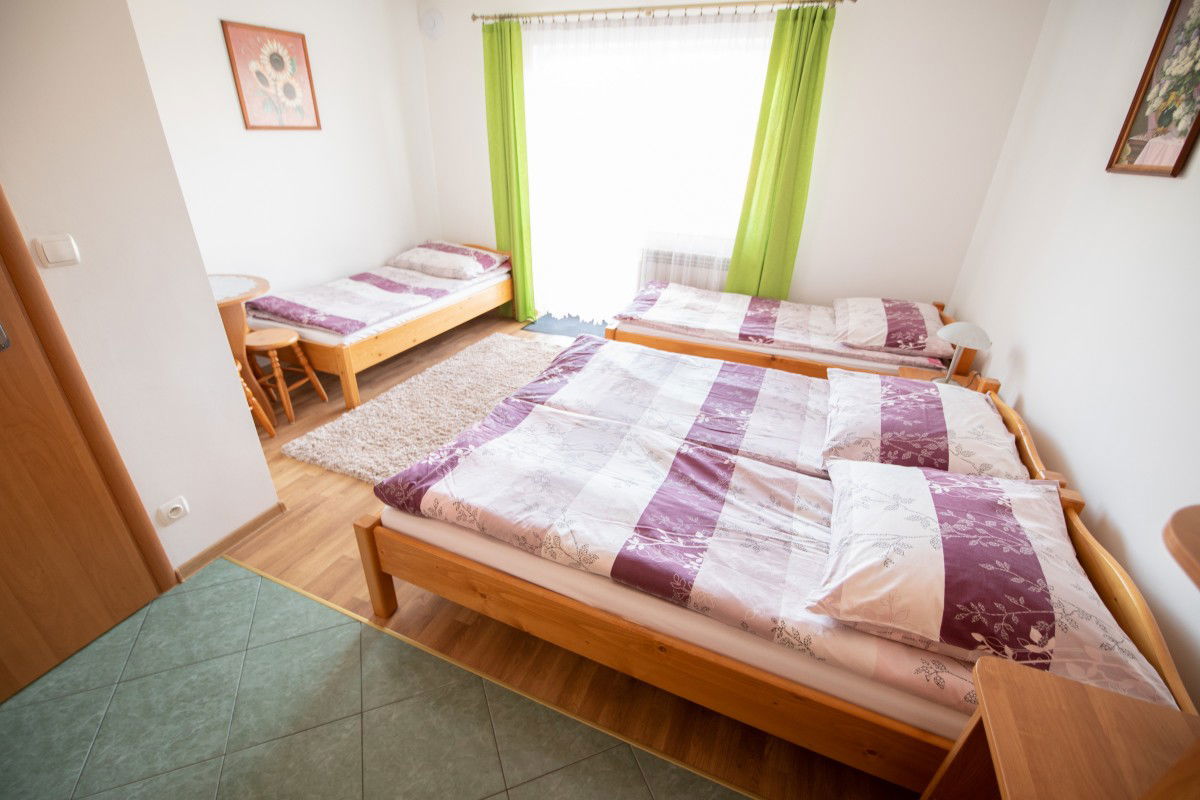 Praktyczny pokój z balkonem, z którego będziecie mogli podziwiać przepiękne górskie krajobrazy. Idealny na urlopowy wypoczynek.