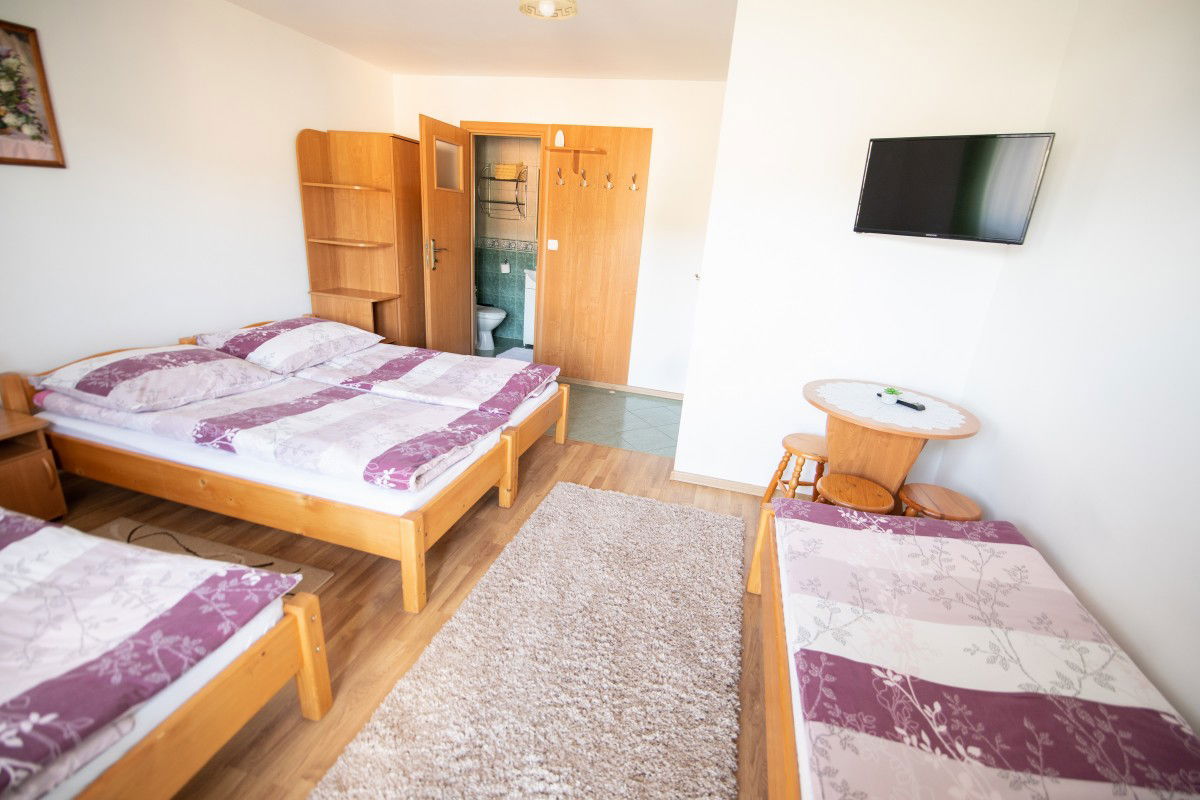 Praktyczny pokój z balkonem, z którego będziecie mogli podziwiać przepiękne górskie krajobrazy. Idealny na urlopowy wypoczynek.