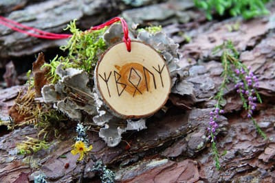 В чем различие амулетов, талисманов и оберегов?