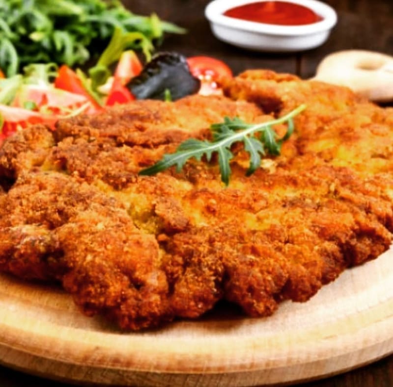 Bife de res o pechuga  empanada