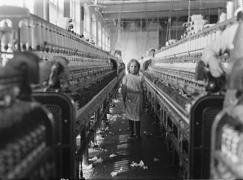 5. Niña trabajando en una fábrica textil en Newberry, Carolina del Sur, 1908. Fotografía de Lewis Hine.