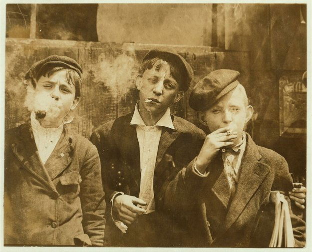 15. Niños fumando en Misouri en 1910. Foto tomada por Lewis Hine.