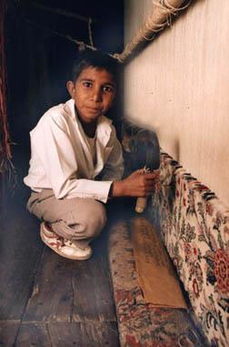 17. Iqbal Masih junto a un telar.