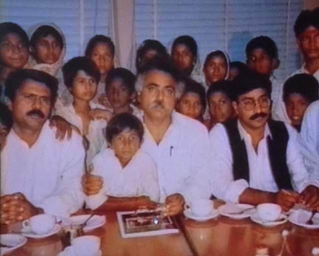 23. Iqbal Masih junto a Eshan Ullah Khan y otros niños esclavos.