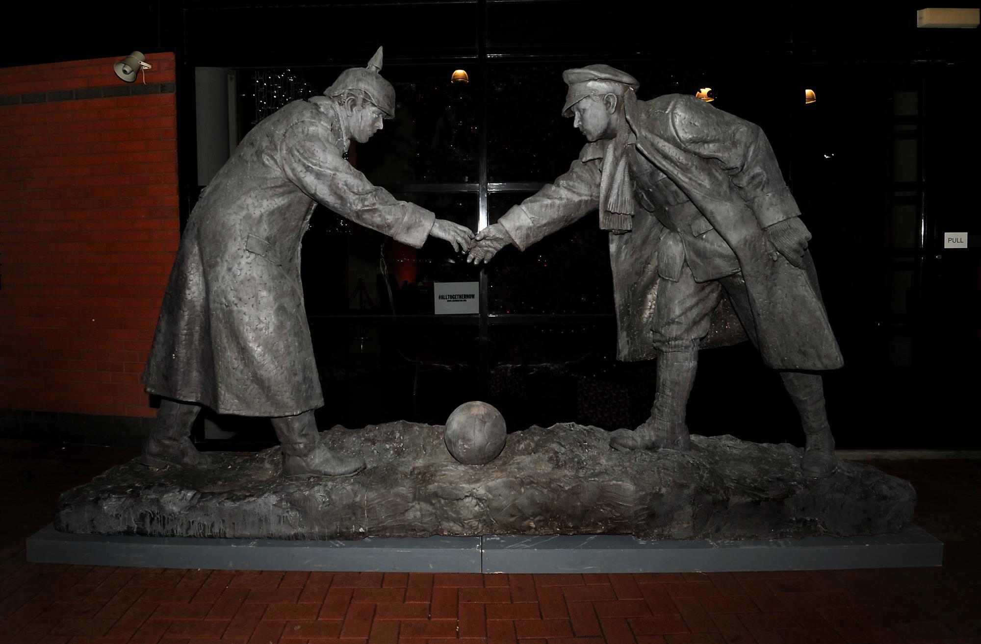 7. Escultura del Estadio Britannia hecha por  Andy Edwards de Stoke y  titulada All Together Now.