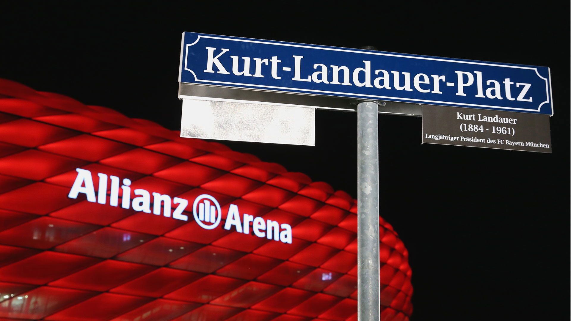 18. Plaza de dedicada a Kurt Landauer frente al estadio del Bayern de Munich.