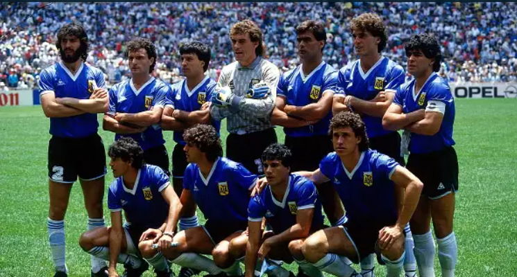 26. Selección de Argentina. En pie, Batista, Cuciuffo, Olarticoechea, Pumpido, Brown, Ruggeri y Maradona. Burruchaga, Giusti, Enrique y Valdano.