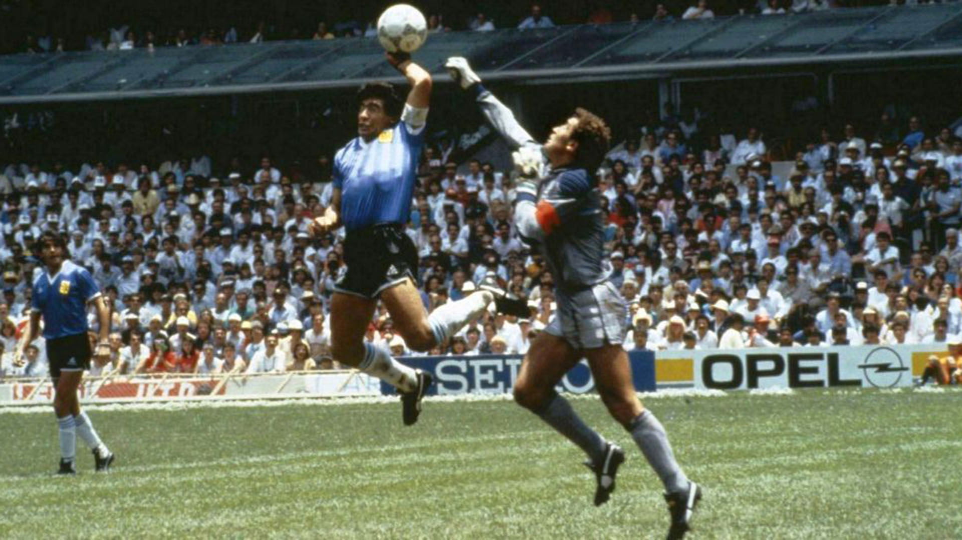 29. Jugada conocida como mano de Dios durante los cuartos de final entre Argentina e Inglaterra.