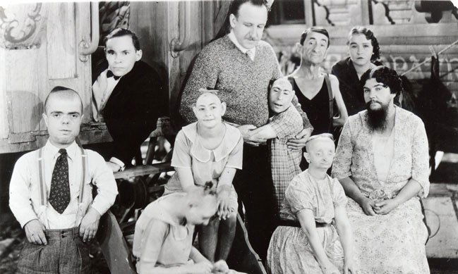 29. Tod Browning en el rodaje de La Parada de los Monstruos. 1932.