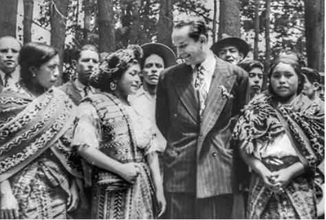 15. Jacobo Árbenz Guzmán, presidente de Guatemala, junto a un grupo de mayas