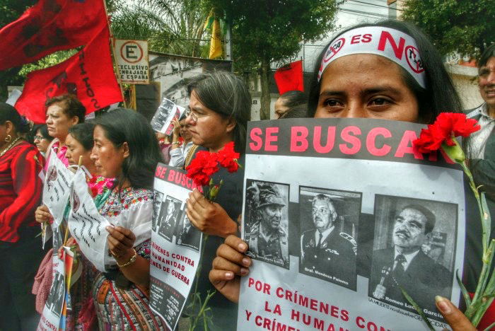 38. Manifestaciones en protesta contra los organizadores del genocidio.