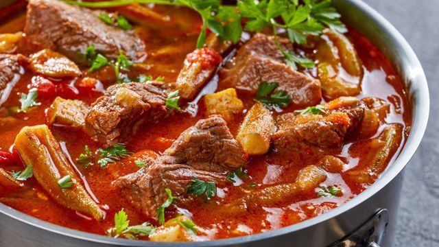 طاجن بامية باللحمة الموزة