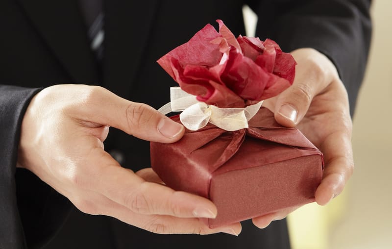 Essential Tips for Giving Premium Gifts to Corporate Clients