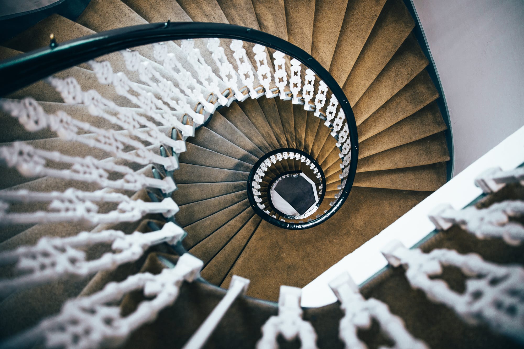 The miraculous staircase of Saint Joseph that physics cannot explain