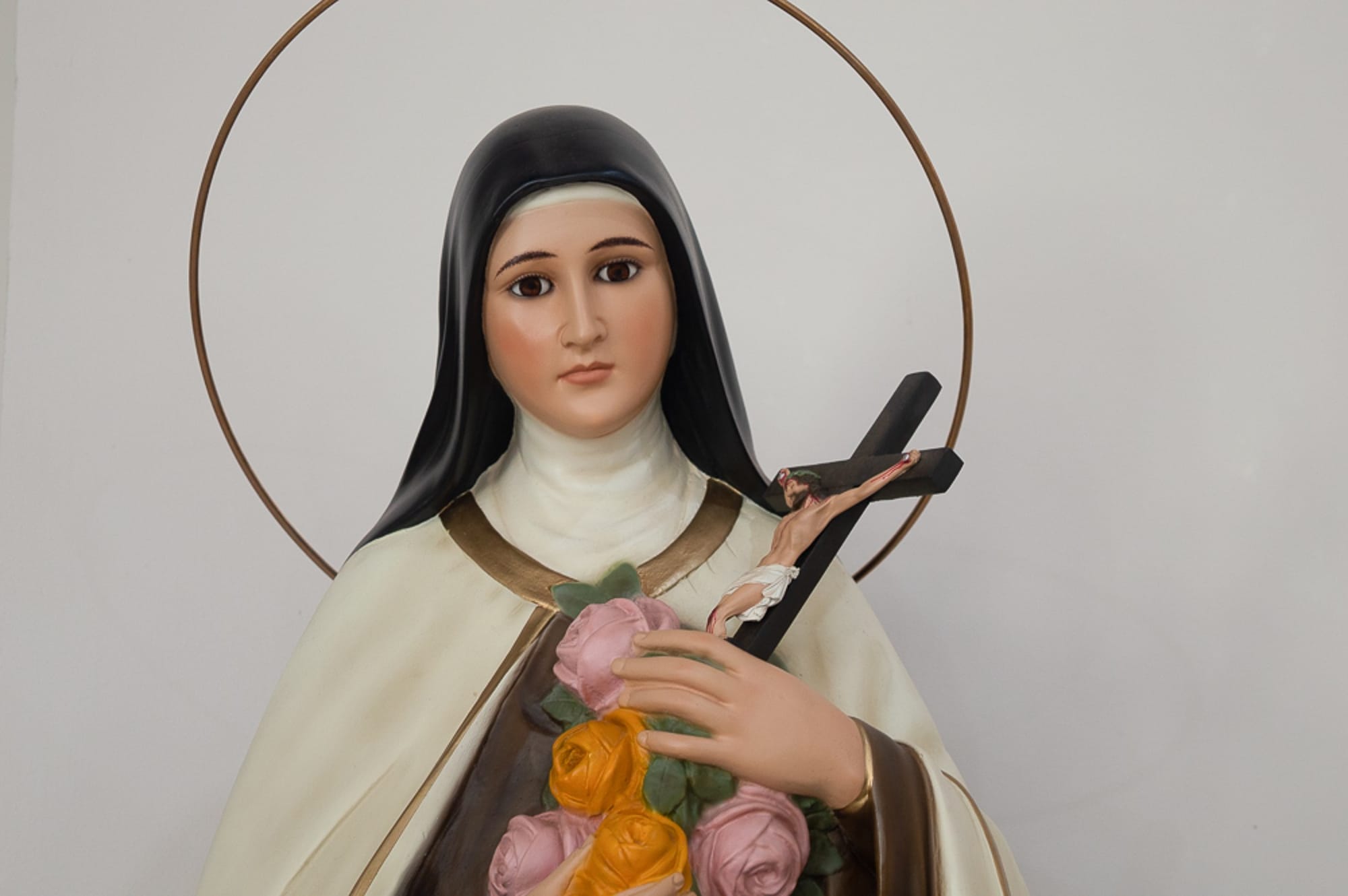 Santa Teresinha morre na França e já aparece no mesmo instante em Portugal para ajudar uma irmã religiosa como enfermeira em sua cirurgia