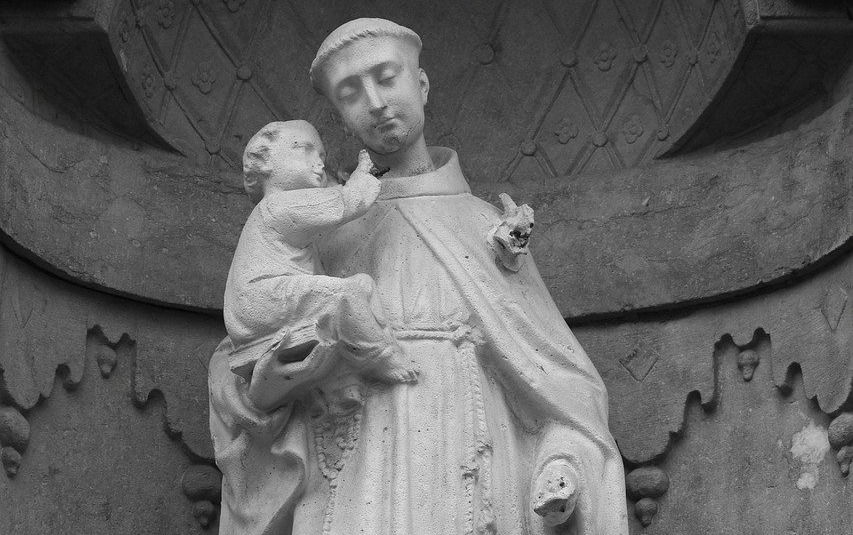 Santo Antônio contempla o Menino-Jesus em seus braços em uma hospedaria