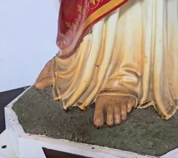 Our Lord walks through the mud with the population in the Corpus Christi procession in the city of Triunfo in Rio Grande do Sul, hit by the floods that devastated the state