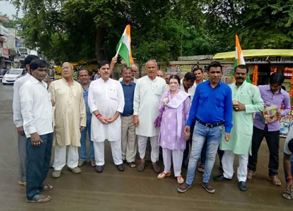 राज्यसभा चुनाव मे श्री अहमद पटेल जी की विजयी जीत पर आज कोतवाली चोराहै पर मिठाई बांट कर एंव आतिशबाजी कर धूमधाम से जश्न मनाया गया जिसमे सभी कांग्रेस जन शामील हूऐ ।।।