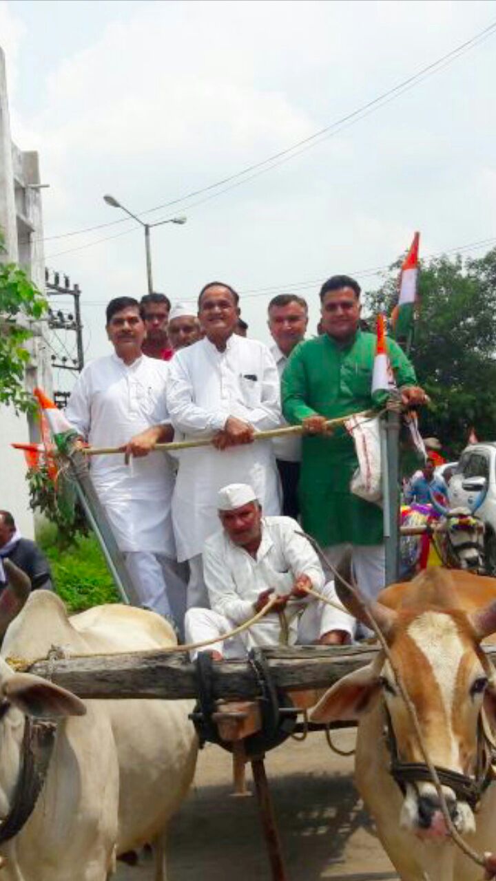 भाजपा की किसान विरोधी नीति के खिलाफ आज युवक कांग्रेस द्वारा सीहोर जिले के किसानों की एवं अन्य समस्याओं को लेकर विशाल रैली एवं बैलगाड़ी यात्रा निकालकर कलेक्ट्रेट पहुंचे वहां राज्यपाल के नाम ज्ञापन कलेक्टर को सौंपा इस अवसर पर भारी संख्या में कांग्रेस जन एवं किसान उपस्थित थे । जय कांग्रेस
