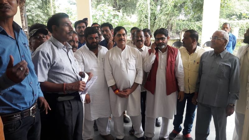 सीहोर शहर में हो रही लगातार चोरी की घटना लूट की वारदात हो रही है अवैध सट्टा जुआ चल रहा है लायन आर्डर की स्थिति खराब है इन सब बातों को मद्देनजर रखते हुए आज कांग्रेस पार्टी ने अतिरिक्त पुलिस अधीक्षक को ज्ञापन सौंपा और शीघ्र हो रही वारदातों पर रोक लगाने की मांग की नहीं तो कांग्रेस जन आंदोलन करने को मजबूर होंगे