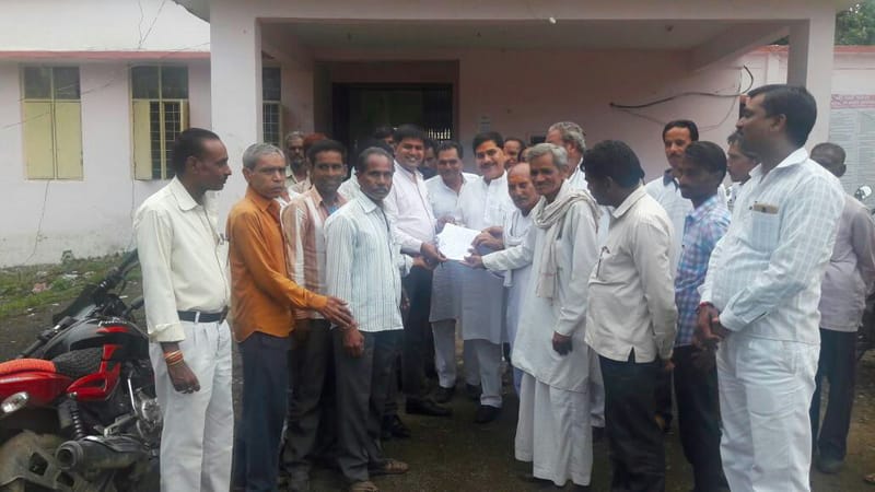 जिला कांग्रेस उपाध्यक्ष कमलेश कटारे के नेतृत्व शयामपुर में  तहसीलदार को राज्यपाल के नाम ज्ञापन सौंपा