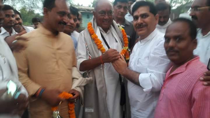 मध्य प्रदेश के पूर्व मुख्यमंत्री माननीय श्री दिग्विजय सिंह जी की नर्मदा परिक्रमा यात्रा में शामील हुऐ सम्मिलित होकर शाल श्रीफल माला से स्वागत किया और मां नर्मदा को नमन कर आशीर्वाद प्राप्त किया एंव परिक्रमा यात्रा की मंगल कामना की । । ।