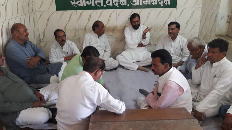 आज सीहोर जिला कांग्रेस कमेटी प्रभारी भोपाल नगर निगम के पूर्व अध्यक्ष कैलाश मिश्रा जी के मुख्य आतिथ्य में कांग्रेसजनों की बैठक आयोजित की गई बैठक में संगठन संबंधी निर्णय लिए गए इस अवसर पर विनय सिंह बिन्ना एवं पंकज शर्मा को कांग्रेस में पदाधिकारी बनाए जाने पर कांग्रेस जनों द्वारा पुष्प माला पहनाकर स्वागत किया