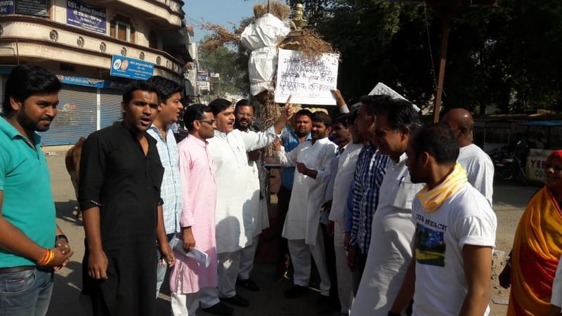 आज सीहोर जिला कांग्रेस कमेटी ब्लॉक कांग्रेस कमेटी युवक कांग्रेस एनएसयूआई आदि ने गैस की टंकी की कीमते बढ़ाए जाने पेट्रोल डीजल के भाव बढ़ाए जाने एवं भोपाल में छात्रा के साथ सामूहिक बलात्कार की घटना को लेकर भारतीय जनता पार्टी सरकार का कोतवाली चौराहे पर पुतला फूंका इस अवसर पर कांग्रेस  पदाधिकारी एवं भारी संख्या में कांग्रेसी उपस्थित थे ।।।