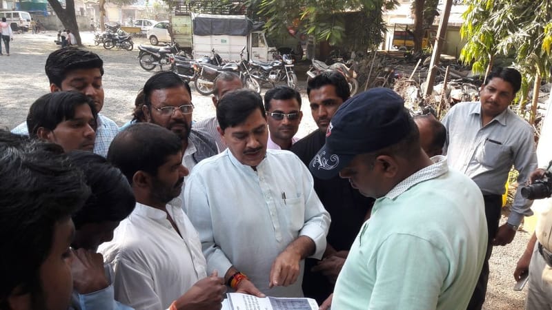 आज सीहोर में BJP के कार्यकर्ता द्वारा कांग्रेस जनों के खिलाफ अशोभनीय अभद्र टिप्पणी किए जाने को लेकर थाना कोतवाली सीहोर के थाना प्रभारी श्री नायर को लिखित शिकायत की है जिसमें दोषी के खिलाफ FIR दर्ज कर कानूनी कार्रवाई किए जाने की मांग कांग्रेस जनों द्वारा की गई ।।