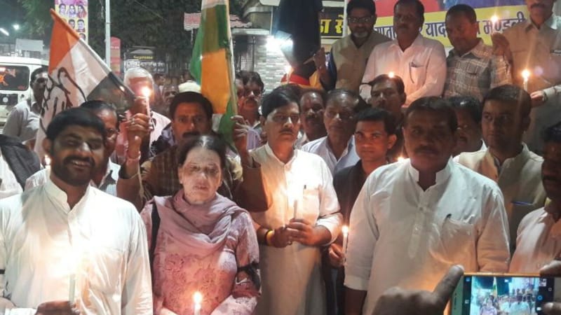 आज कांग्रेस पार्टी द्वारा नोटबंदी का 1 वर्ष पूर्ण होने पर काला दिवस मनाया गया कोतवाली चौराहे से लिसा टाॅकिज चौराहे तक कैंडल मार्च निकाला गया एंव नोटबंदी में मारे गए डेढ़ सौ लोगों को श्रद्धांजलि अर्पित की ।  इस अवसर पर जिला कांग्रेस कमेटी, ब्लॉक कांग्रेस कमेटी, युवक कांग्रेस एनएसयूआई के पदाधिकारी एवं कांग्रेस जन शामिल हुए ।।।