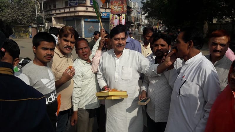 चित्रकूट उपचुनाव में कांग्रेस पार्टी की विजय जीत पर कोतवाली चौराहे पर मिठाई बांट के एंव आतिशबाजी कर जश्न कांग्रेस जन द्वारा मनाया गया ।। 💐💐💐 जय कांग्रेस विजय कांग्रेस