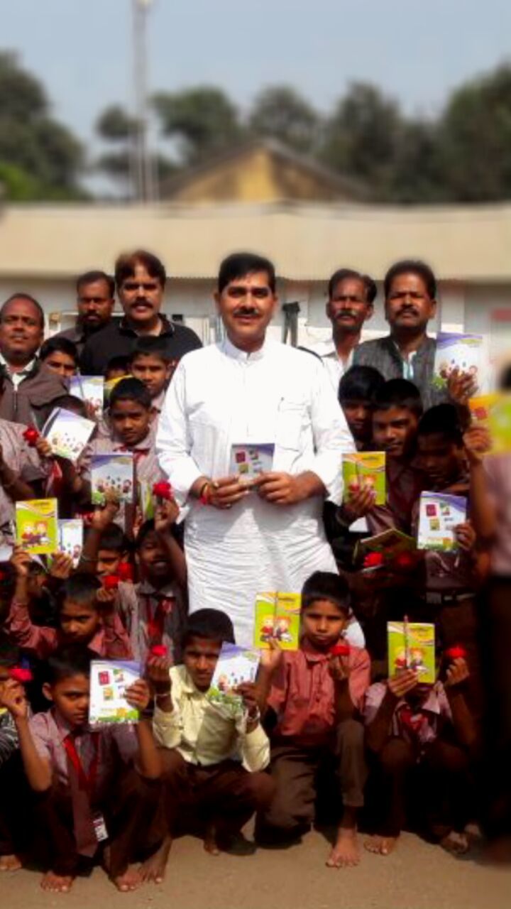 आज 14 नवंबर बाल दिवस चाचा नेहरु के जन्म दिवस के रुप में मनाया जाता है आज स्थानीय टैगोर स्कूल में निराश्रित बच्चों को कॉपी किताब पैन एवं टॉफी बांटकर जन्मदिन मनाया। इस अवसर पर  कांग्रेस जन एवं स्कूल स्टाफ उपस्थित थे ।।