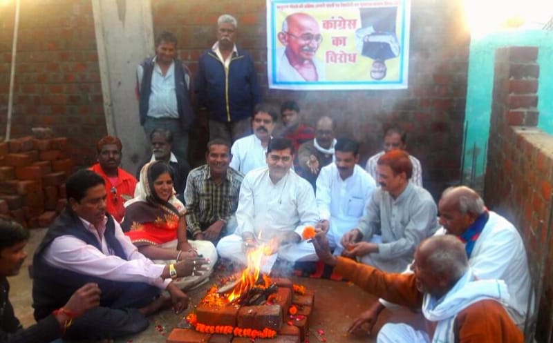 आज सीहोर में राष्ट्रपिता महात्मा गांधी के हत्यारे गोडसे का मंदिर बनाकर पूजा आरती करने को लेकर मुख्यमंत्री शिवराज सिंह चौहान को एंव भाजपा को भगवान सद्बुद्धि दे । यज्ञ कर ईश्वर से प्रार्थना की इस अवसर पर कांग्रेस जन एवं भारी संख्या में कार्यकर्ता शामिल हुए ।।