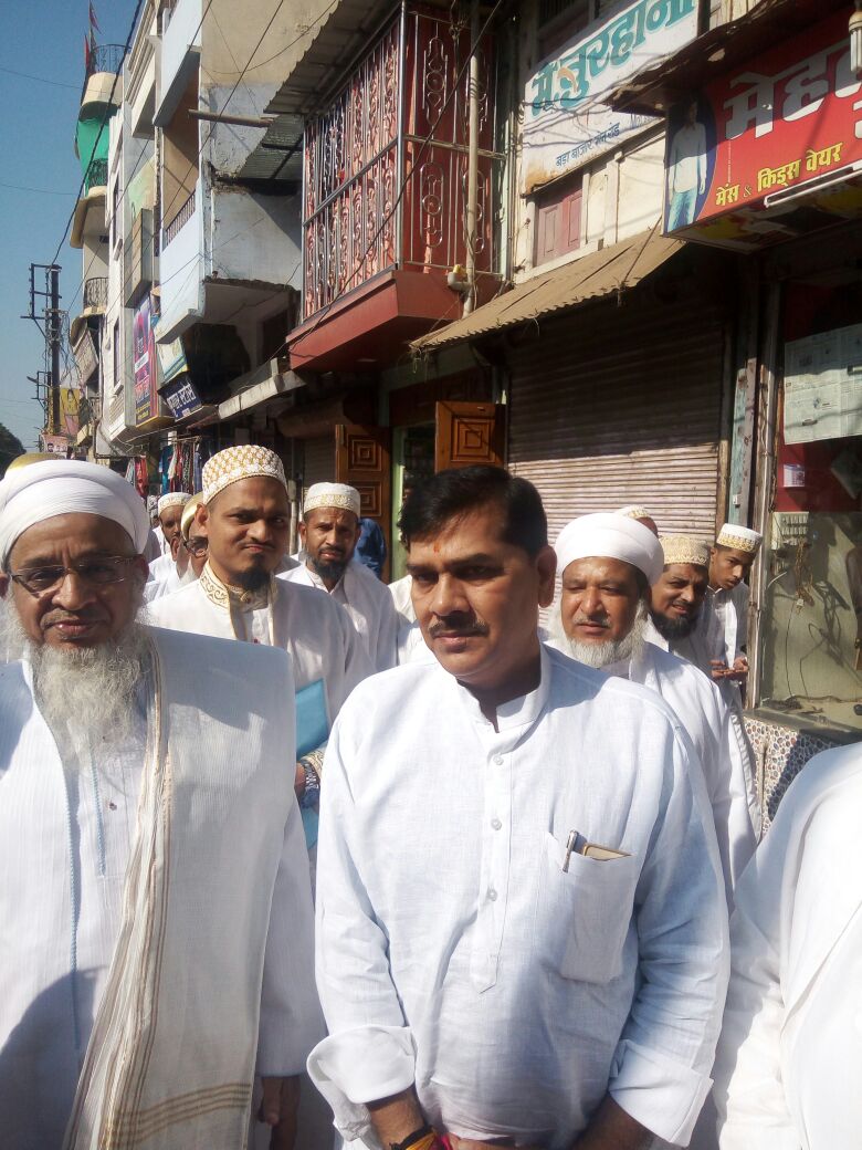 आज दाऊदी बोहरा समाज ने निकाला जश्ने ईद मिलादुन्नबी का भव्य चल समारोह जिसका  लिसा टॉकीज चौराहे पर हार फूलों से भव्य स्वागत किया  चौराहे पर कांग्रेस नेता जिला कांग्रेस उपाध्यक्ष कमलेश कटारे एवं अखिल भारतीय पत्रकार संघ के राष्ट्रीय उपाध्यक्ष रघुवर गोहिया जी ने जनाब साहब का  गुलदस्ता देकर एवं हार फूल से स्वागत किया ।।।